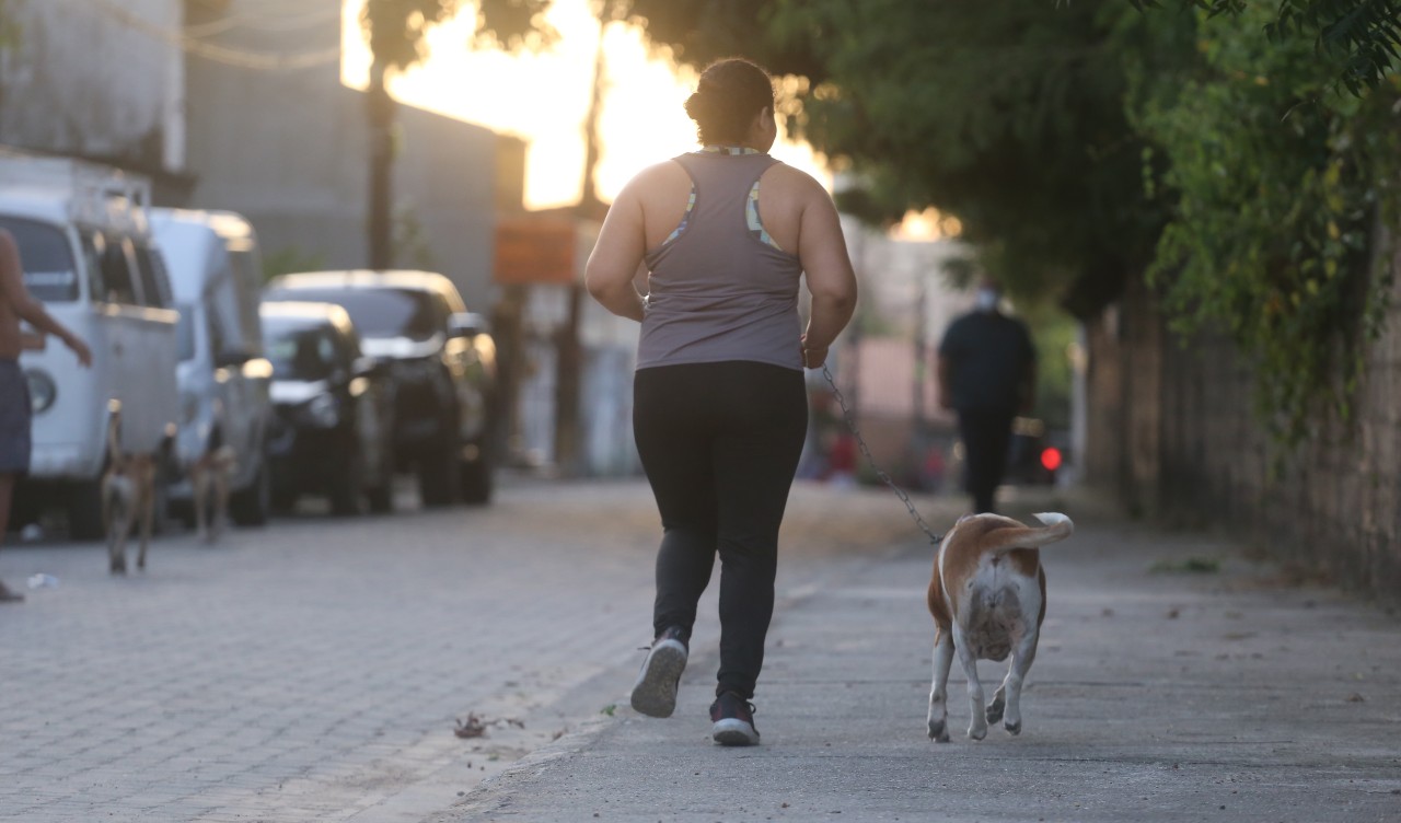 mulher caminhando com o cachorro